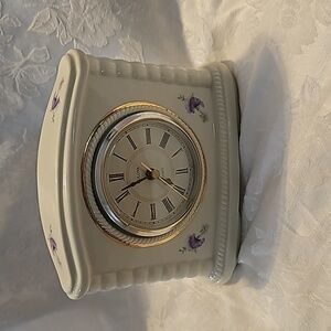 Bulova Quartz Porcelain White Floral Decorative Mantle Desk Clock.